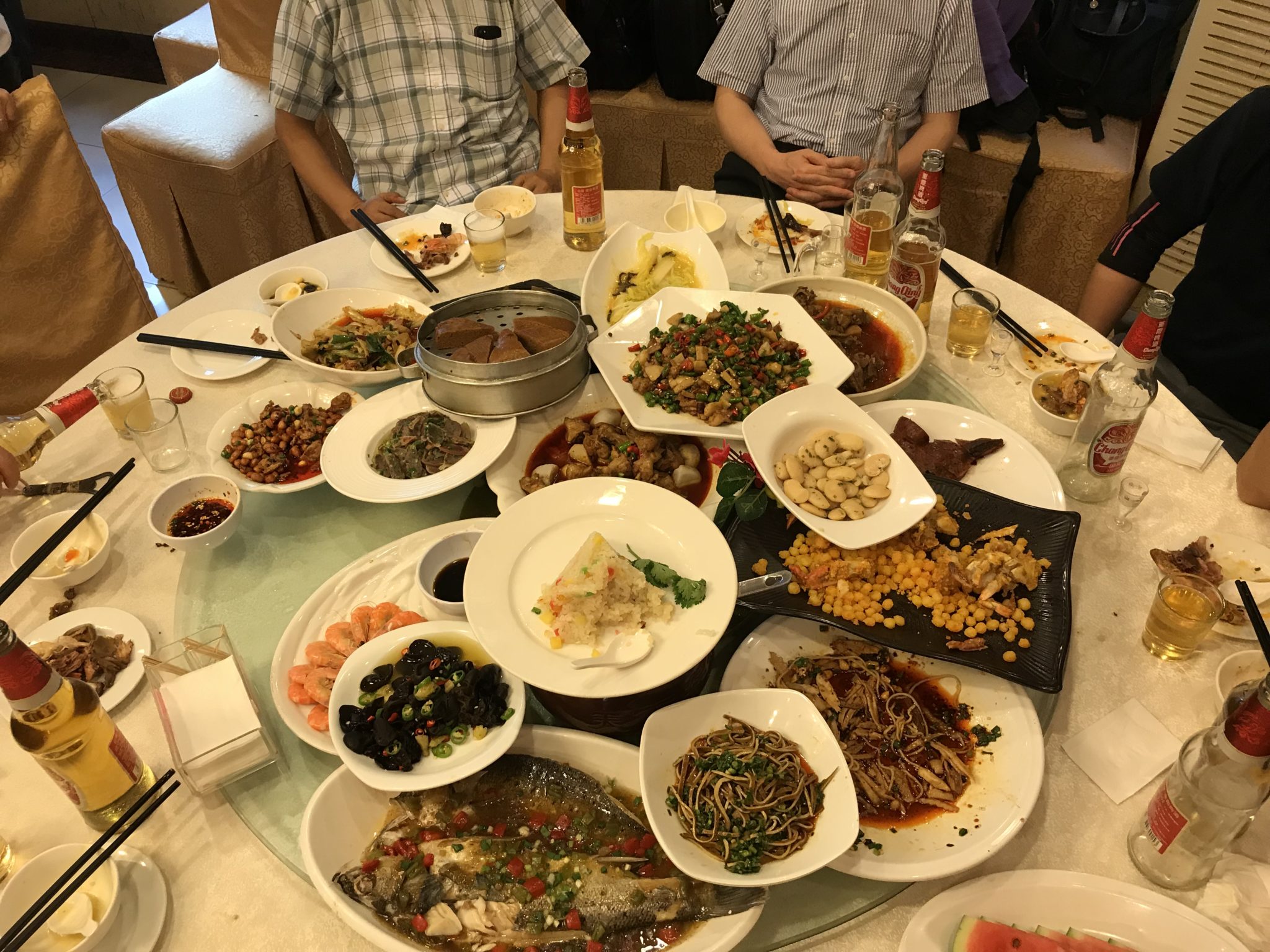中国の一般的な円卓と回転テーブル