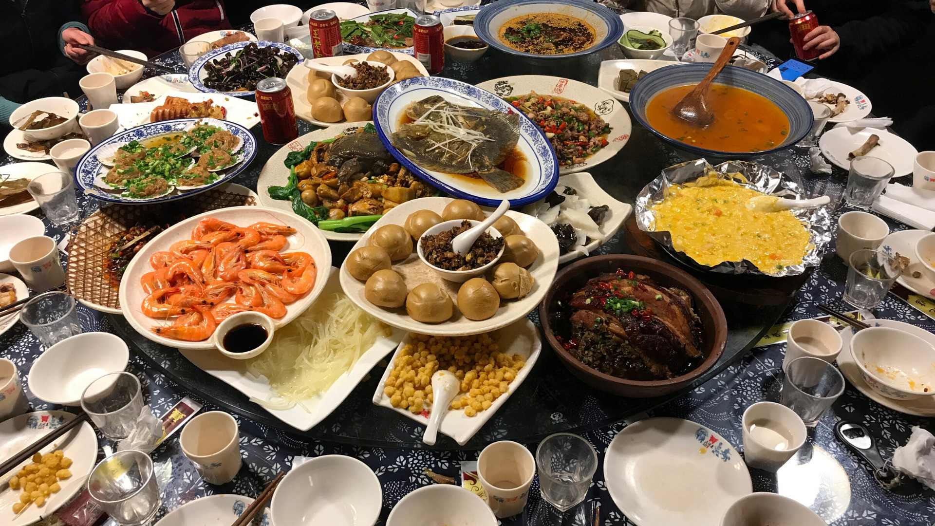 中国円卓の大量の料理