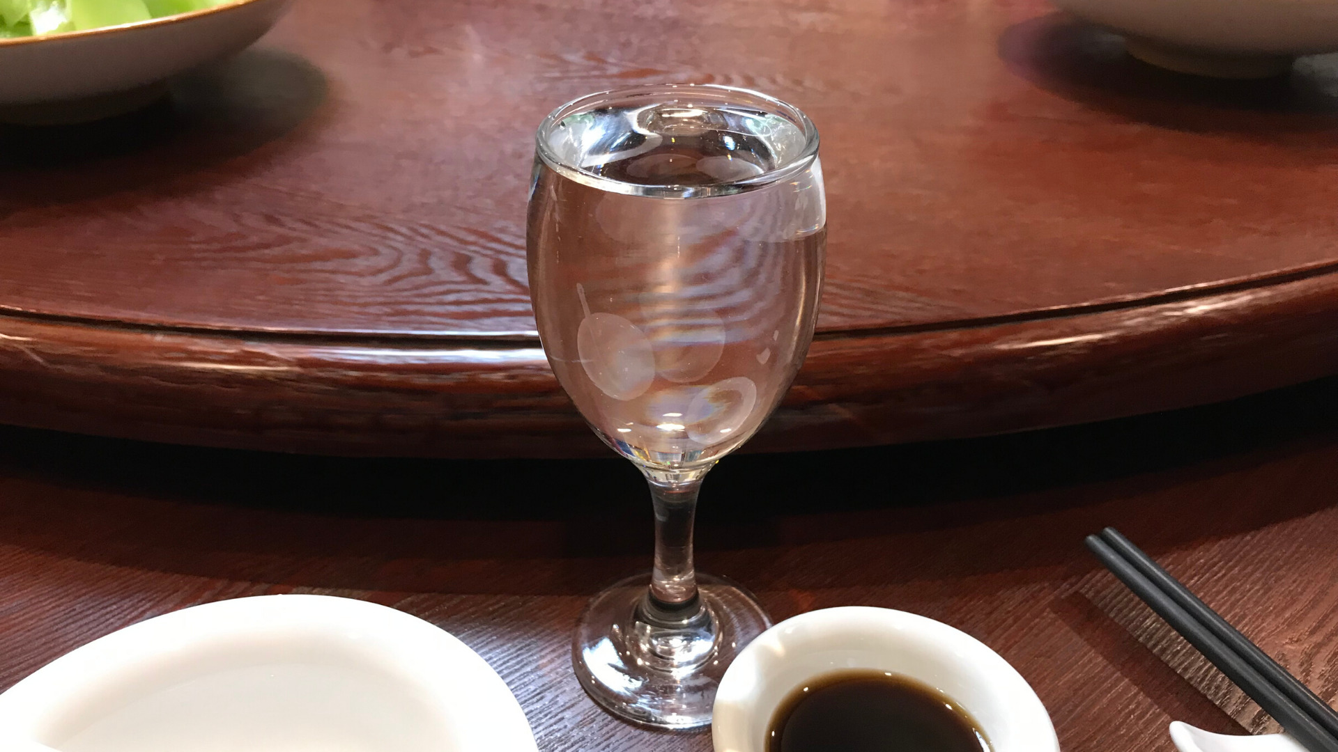 中国コップ一杯の白酒(バイジョウ)