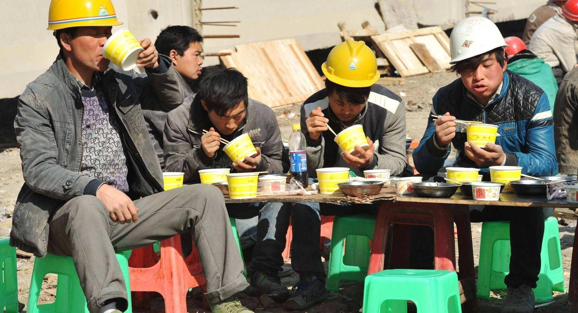 都会に出稼ぎに来た農民工が昼食をとっている風景