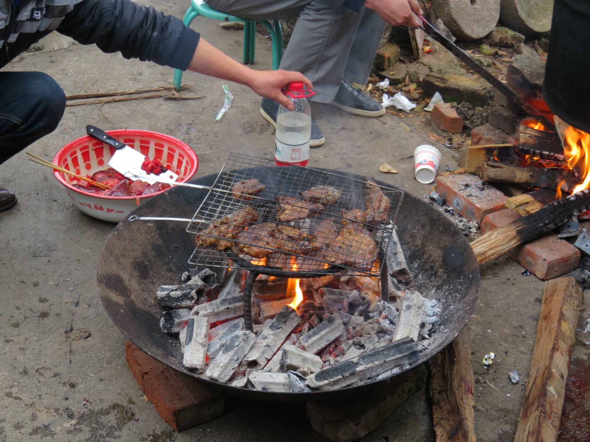 捌きたての黒豚を炭火で焼いて食べる