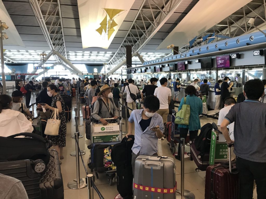 中国行き吉祥航空カウンターには超長蛇の列