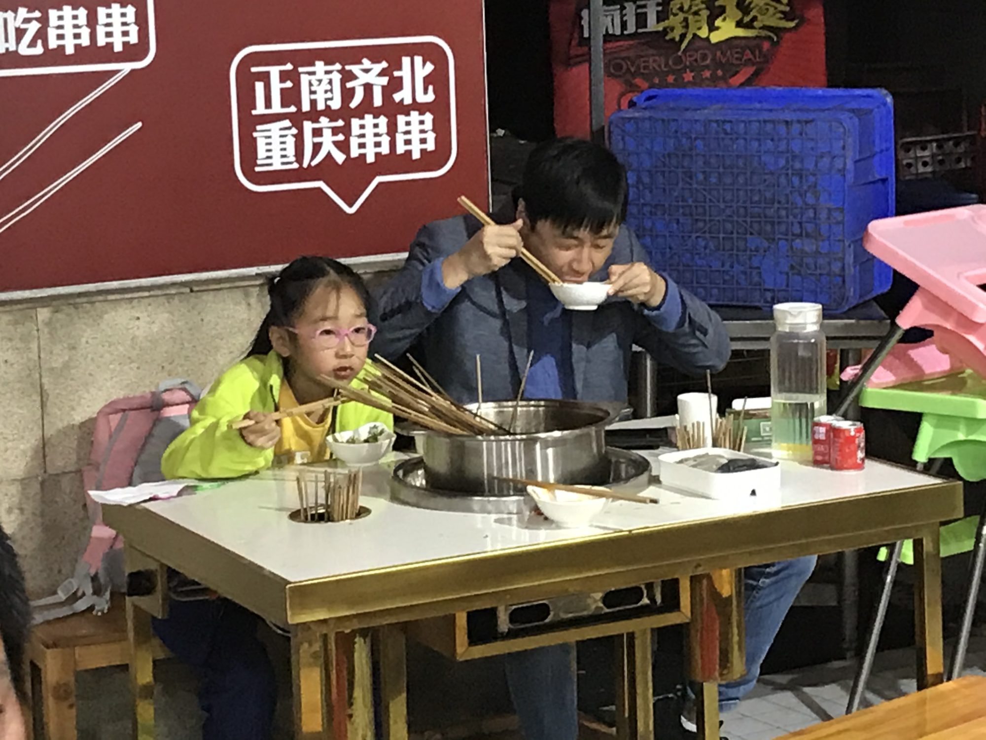 中国重慶あるある。火鍋を食べる少女。