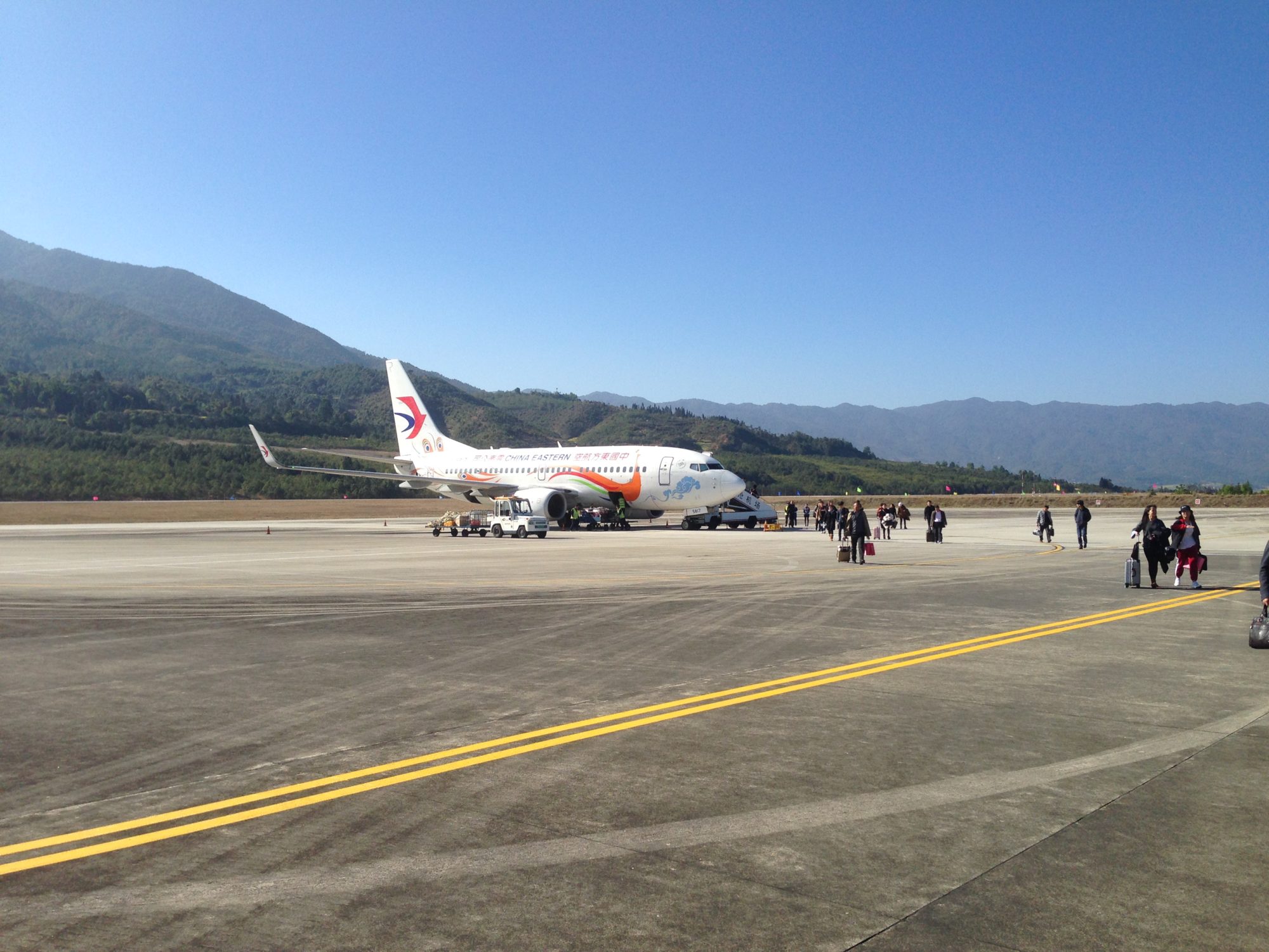 雲南の地方空港は、歩いて降り口に向かうのが一般的。日本では味わえないだろう。