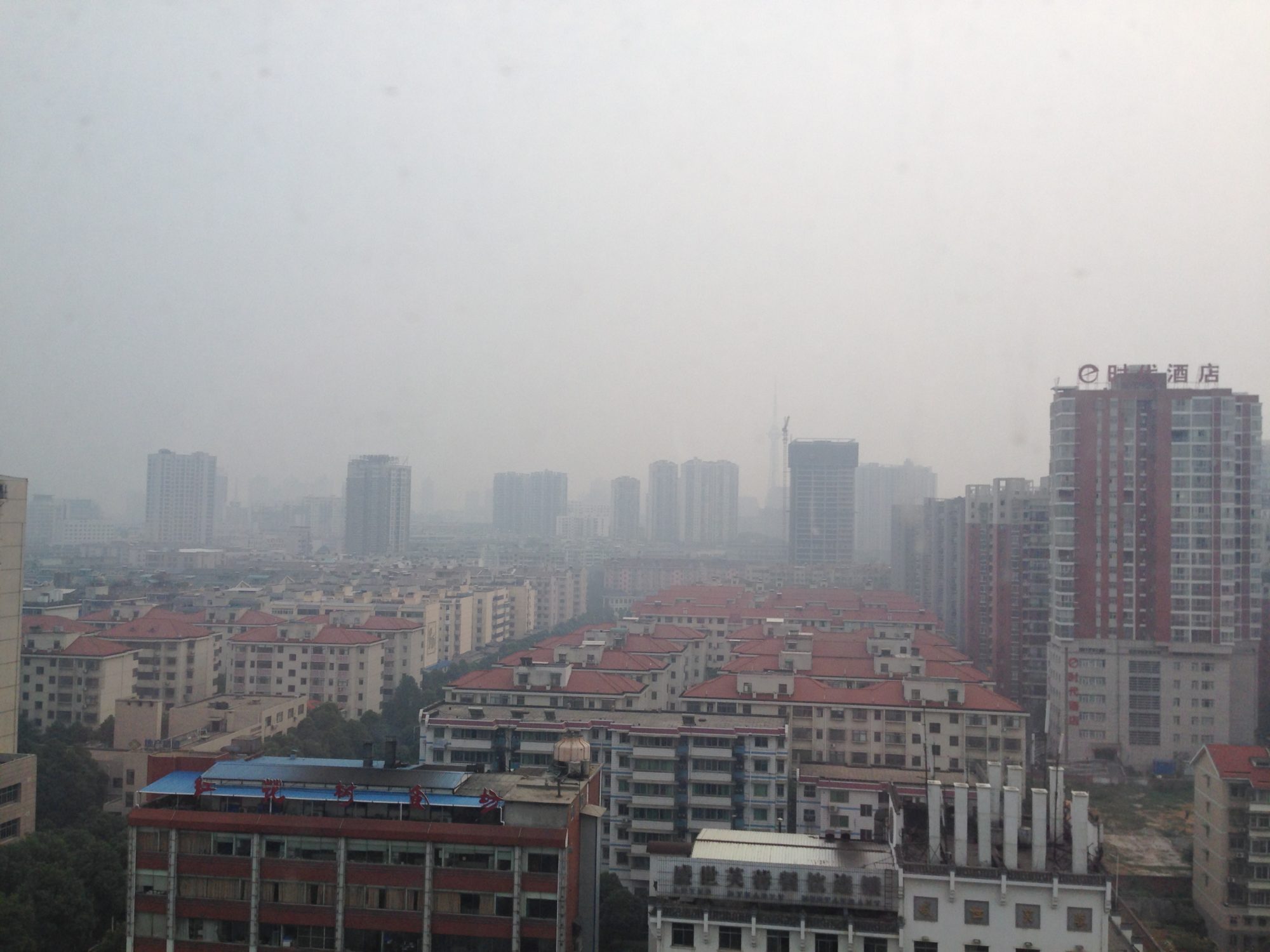 2014年頃の上海の写真。雲はどんよりと曇り、常に刺激臭のするガスで覆われている感じ。
