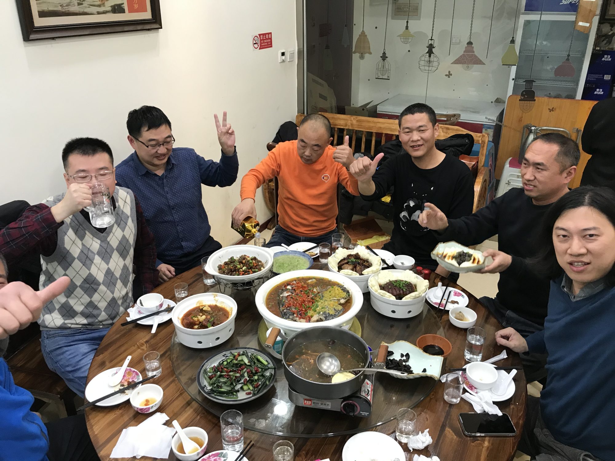 中国での宴会は大体10人前後。その内お酒を飲む人が5〜6人ぐらいが定番であろう。