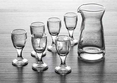 小指ほどの小さなグラスが白酒用のグラス。手酌でビーカーで入れるのが普通なのだが…場が荒れ出すとビーカーで飲み始める。