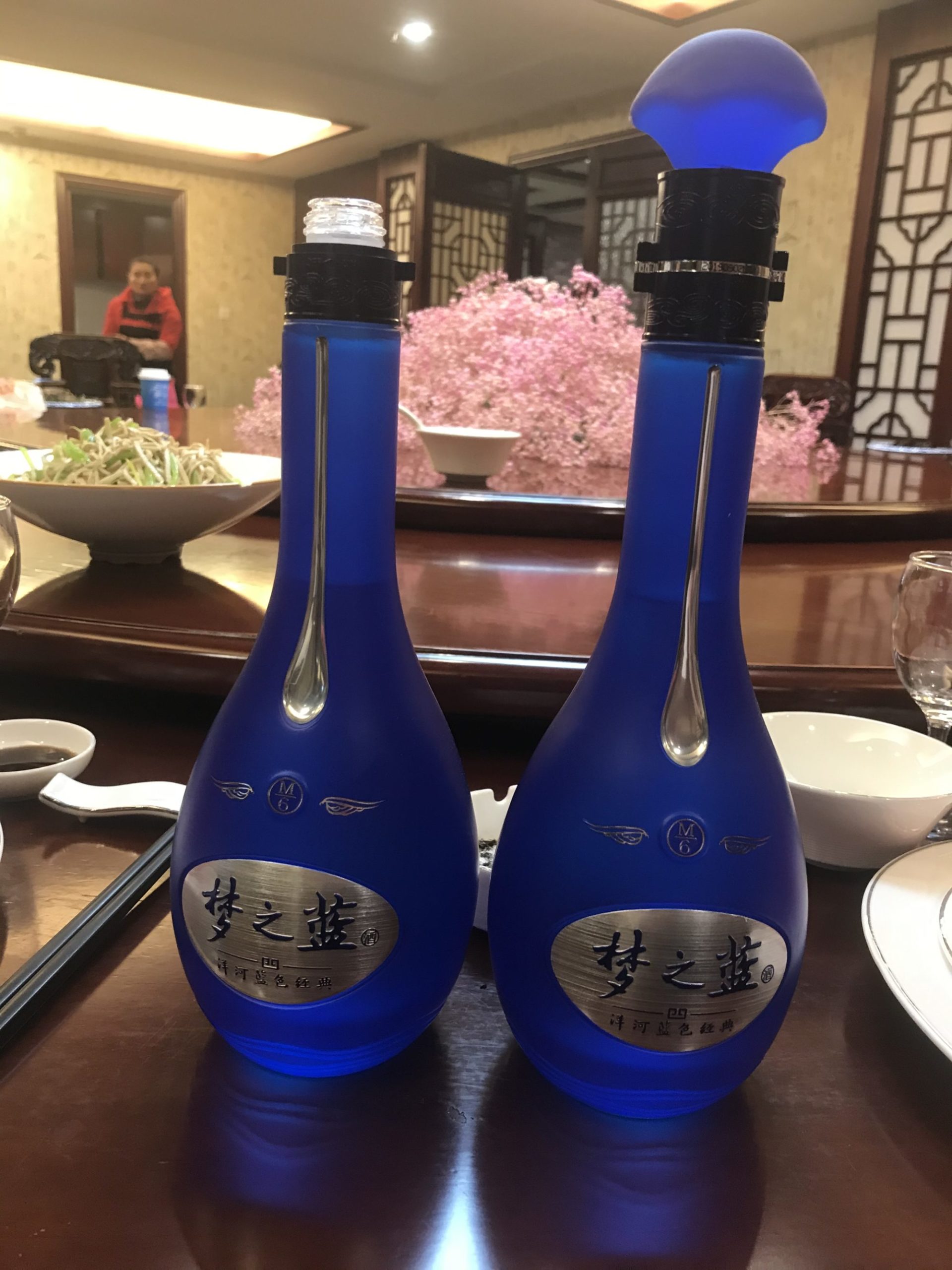 江蘇省で振る舞われた地元の白酒。